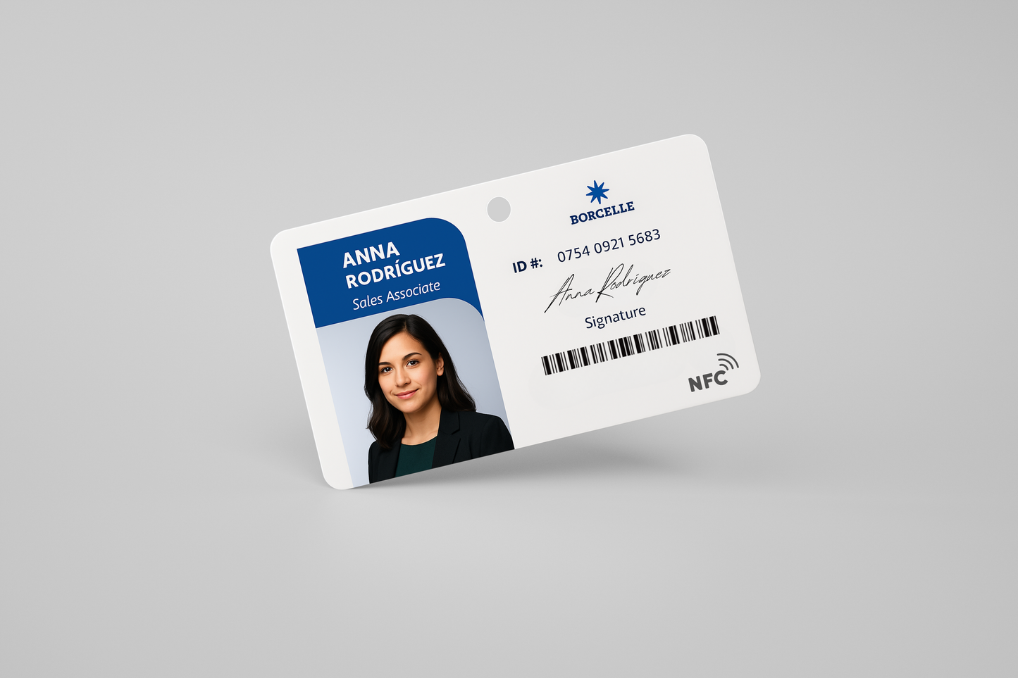 Et foto af et personalekort med indbygget NFC