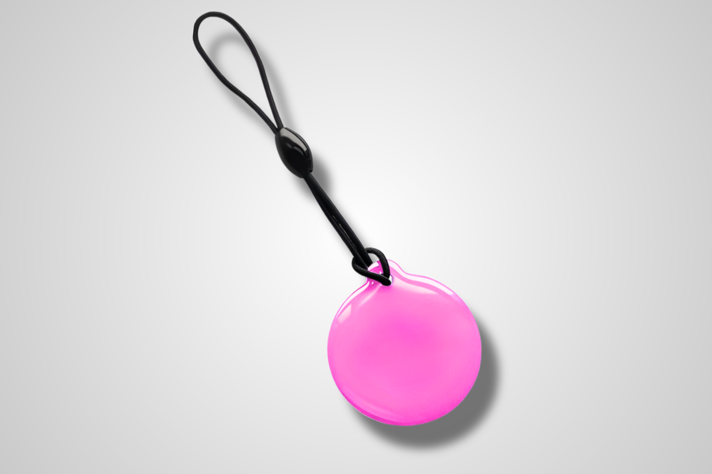 Billede af en blød, pink nøglebrik med NFC overtrukket med epoxy