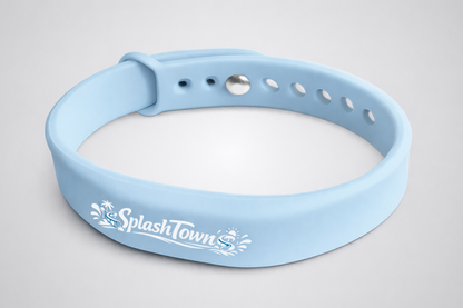 Et foto af et silikonearmbånd med NFC og eget design fra JM Band®