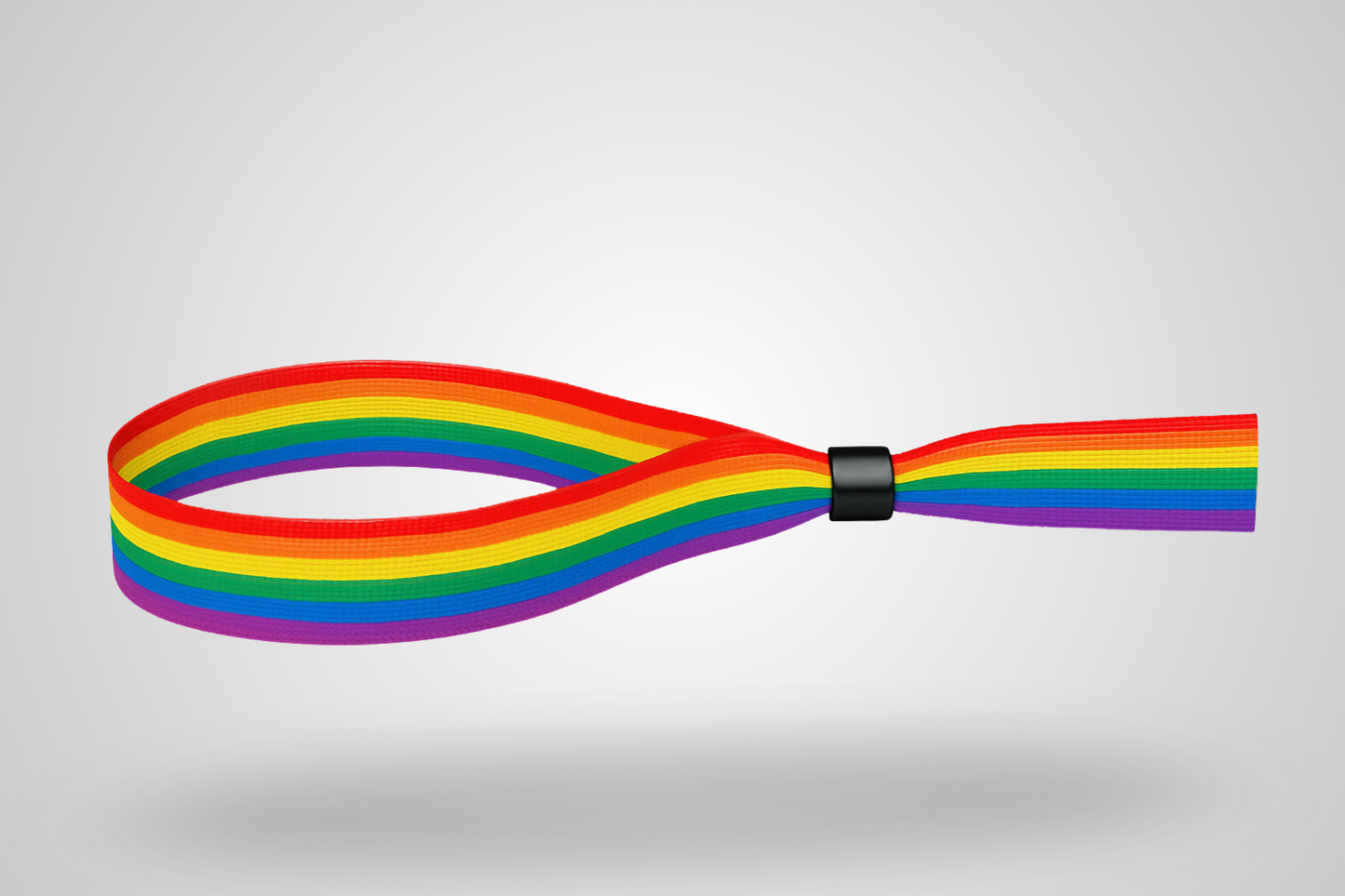 Et foto af et stofarmbånd med pride regnbue farvemønster