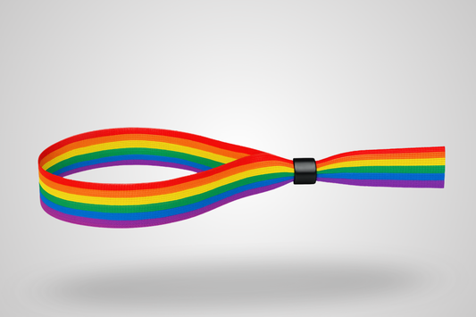 Et foto af et stofarmbånd med pride regnbue farvemønster