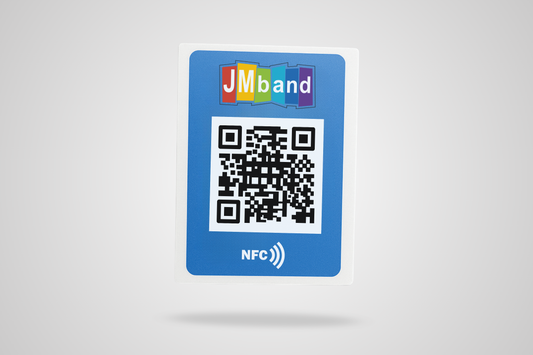Et foto af firkantede NFC stickers med QR-kode og tryk