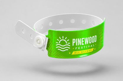Neongrønt plastikarmbånd med tryk fra JM Band® til festivaler, events og adgangskontrol med sikkerhedslukning.
