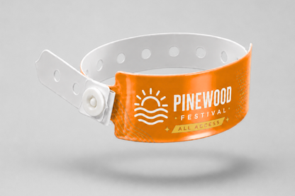 Orange plastikarmbånd med tryk fra JM Band® til festivaler, events og adgangskontrol med sikkerhedslukning.