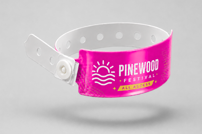 Pink plastikarmbånd med tryk fra JM Band® til festivaler, events og adgangskontrol med sikkerhedslukning.