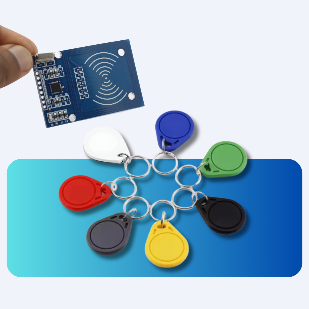 Et billede af nøglebrikker og RFID tags med en RFID Chip