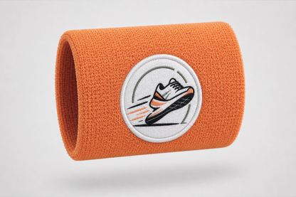 Orange svedarmbånd med broderet løbesko-logo – svedarmbånd med eget logo fra JM Band®