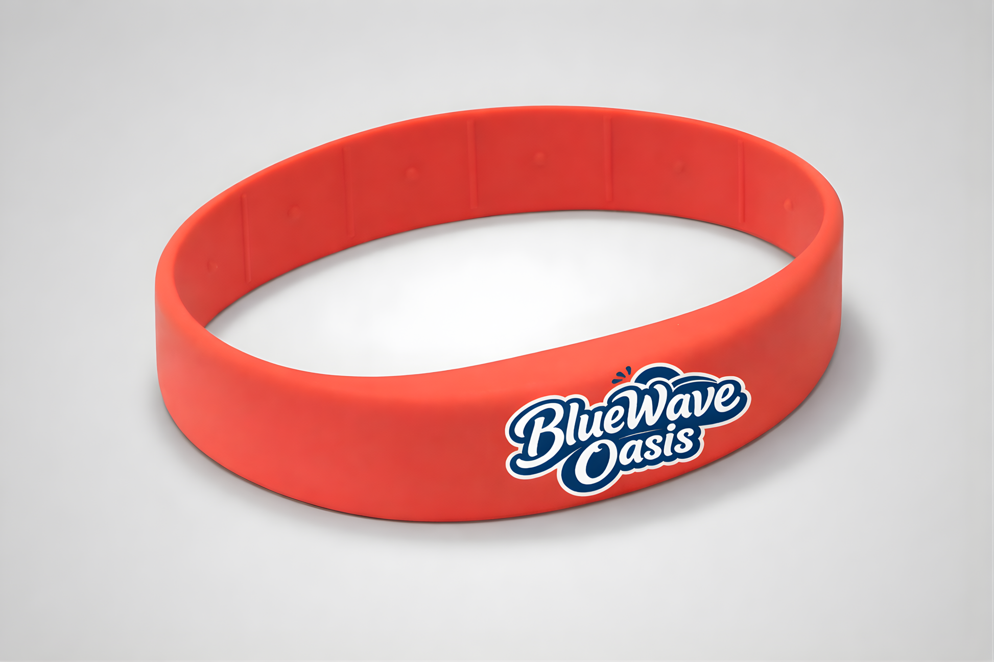 Et rødt silikonearmbånd med NFC og eget logo fra JM Band®