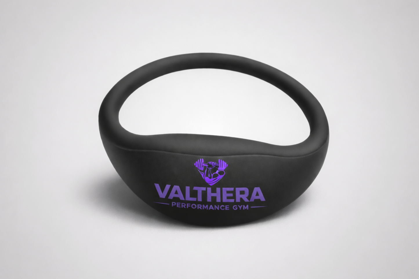 Et sort NFC armbånd fra JM Band® med trykt logo