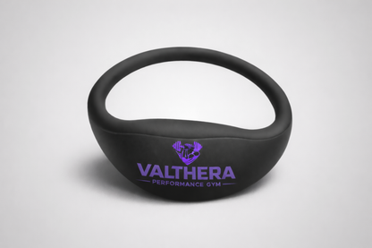Et sort NFC armbånd fra JM Band® med trykt logo