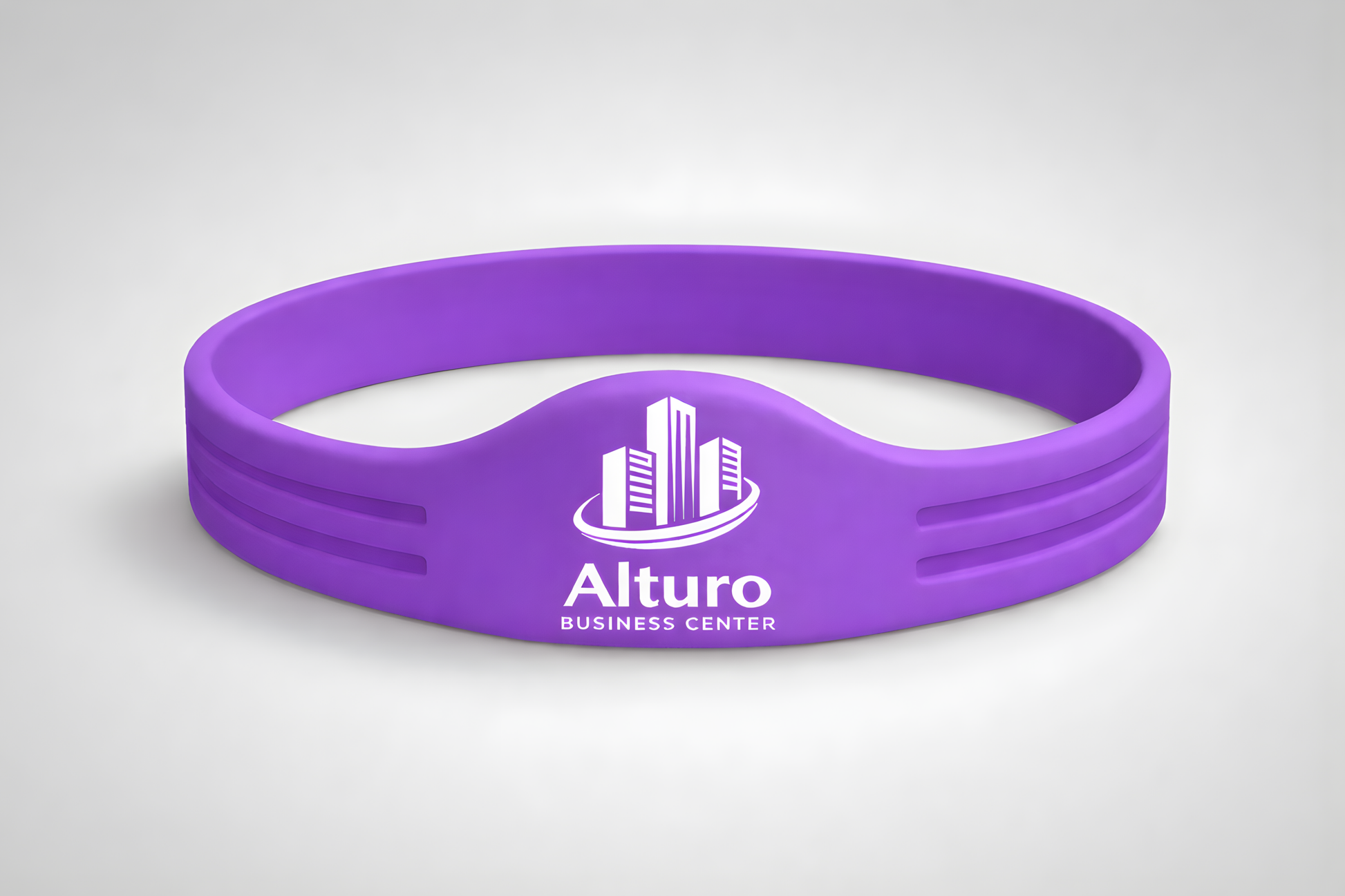 Et lilla silikonearmbånd med NFC og eget logo fra JM Band®