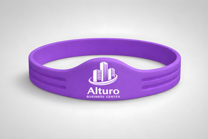 Et lilla silikonearmbånd med NFC og eget logo fra JM Band®