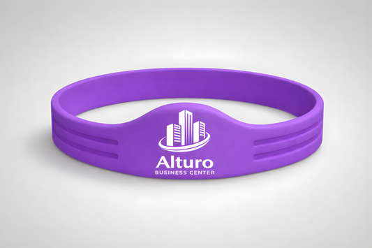 Et lilla silikonearmbånd med NFC og eget logo fra JM Band®